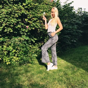 Zara byxor - Lätt utsvängda byxor i svart och vit design från Zara Woman. Bekväma och sitter fint på rumpan 😁ÄLSKAR dessa byxor är tyvärr för små för mig nu. 