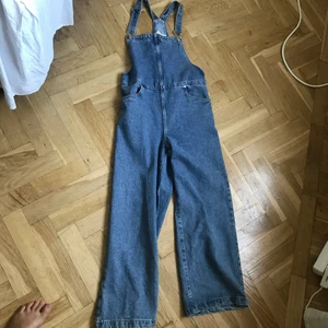 Snickarbyxor från mango  - Superfina hängselbyxor från mango. Helt nya! Köparen står för frakt 