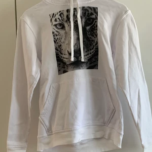 Hoodie från The Cool Elephant - En välskött hoodie som är köpt för ca 1 år sedan och använd ett fåtal gånger. Säljes pga att jag inte får användning för den. ‼️FRAKTEN ÄR INRÄKNAD I PRISET‼️. Ordinarie pris: 599kr