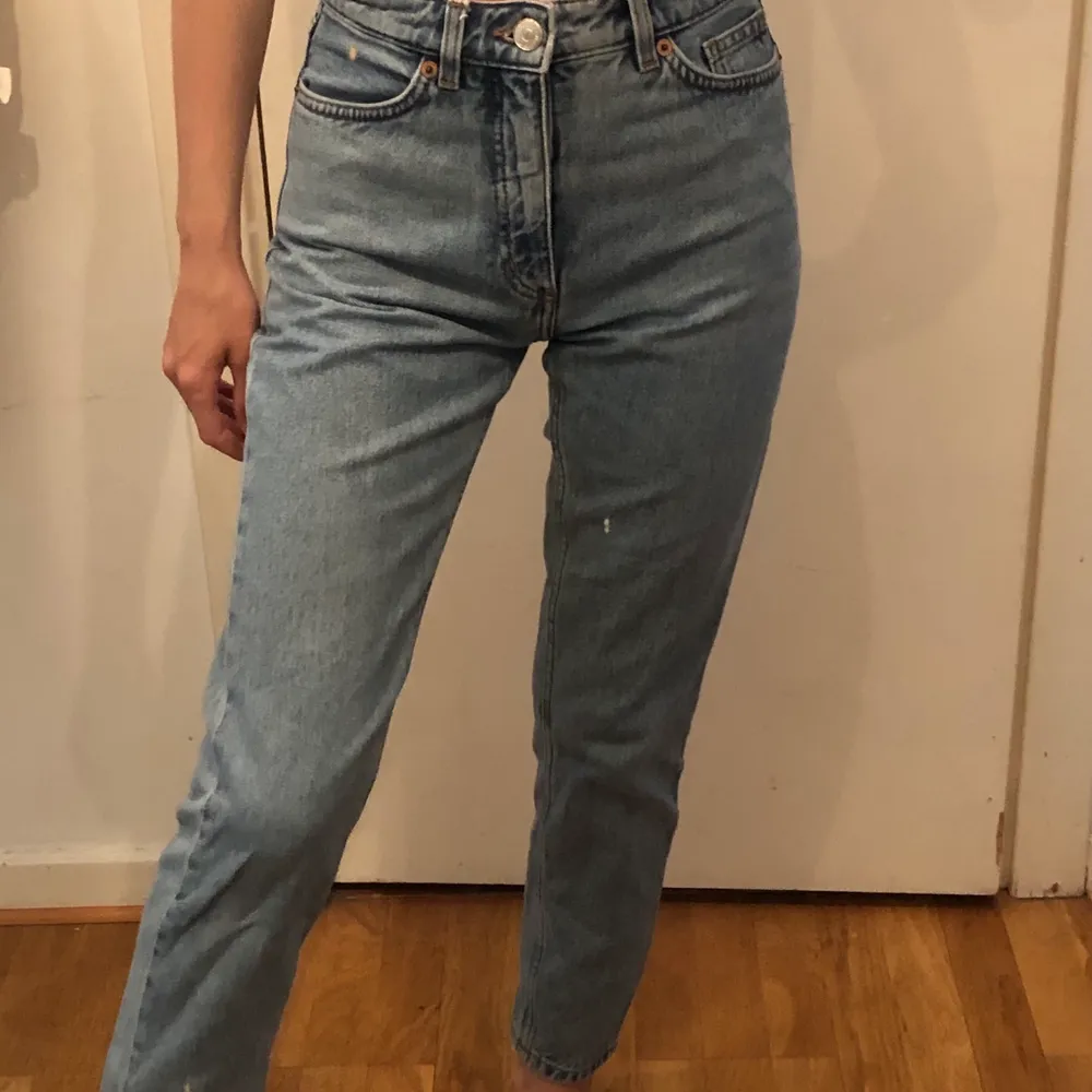 Monki blåa jeans i modellen ”Kimomo” ”Mid Blue Jeans”. Storlek 24. Fint skick. Frakt tillkommer. . Jeans & Byxor.