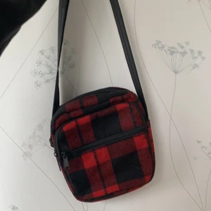 Axelremsväska rutig - Rutig väska! Kan göra en outfit lite extra cool! (Den är aningen katthåret på sista bilden men jag tar såklart bort allt sånt innan den når dig)