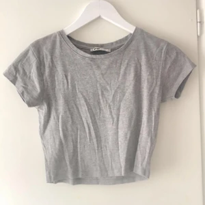 Grå topp storlek S - Skön grå topp från New yorker. Bra skick. Säljer denna för att jag inte använder de längre. 