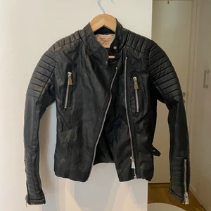 Voyelles Skinnjacka strl 36 - Voyelles Skinnjacka strl 36 i fint skick. 