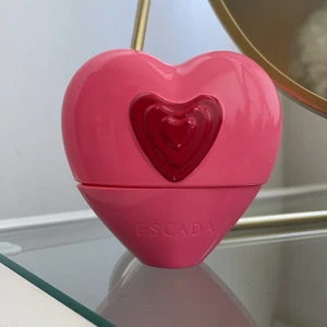 Escada parfym, Candy love - Candy love från Escada, nästan helt ny, köptes för 465 kr, en söt godis doft som ger en mjuk och varm känsla!💞