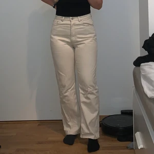 Weekday row beige jeans - superfina beiga byxor från weekday som jag nästan aldrig använt pga för stora.Jag skulle säga att jag är en M i de flesta jeansen, är ca 170 lång och de går nästan hela vägen till marken. Storlek: W31 L30. Köparen står för frakten, ord pris:500kr