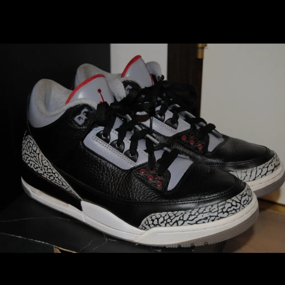 Nike Air Jordan 3 year2010  // clrway 'black cement' // storlek 43 uppskatta t skick ; 6.5 av 10, eftersom originallådan inte medföljer, förutom det är det inga större skador på lädret utom en liten del creasing på ytter sulan // alla frågor välkomna!!. Skor.
