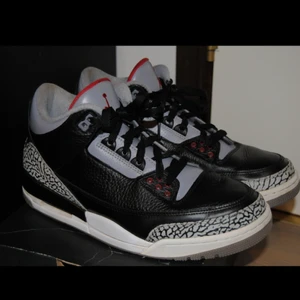 Jordan 3 'Black Cement' - Nike Air Jordan 3 year2010  // clrway 'black cement' // storlek 43 uppskatta t skick ; 6.5 av 10, eftersom originallådan inte medföljer, förutom det är det inga större skador på lädret utom en liten del creasing på ytter sulan // alla frågor välkomna!!