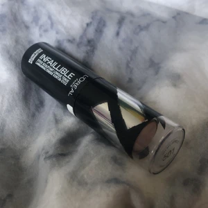 Infaillible Highlighter - L’oréal Paris - Infaillible Longwear Shaping Highlighter Stick från L’oréal Paris i färgen 501 Oh My Jewels, såklart oöppnad. Säljs för 149kr på Parfym.se 🖤 15kr frakt om du betalar via swish (inte spårbar)