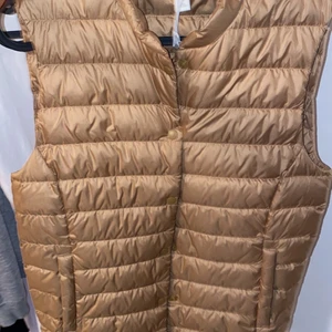 Väst från H&M  - Skitfin brun väst från H&M! Använd en gång (på sista fotot) och vill sälja den då den bara ligger i garderoben❤️ buda 