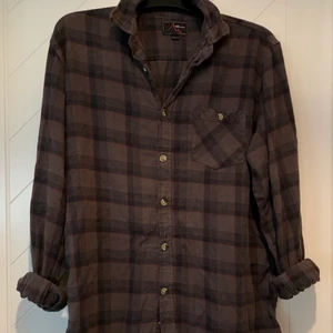 Herrskjorta från High Mountain i str L - Fräsch herrskjorta i str L i fint skick, dock i behov av en strykning. Kan hämtas, mötas upp om i närheten eller levereras, men köparen står för frakt.