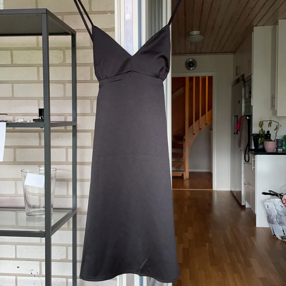 En helt oanvänd svart somrig klänning som inte kommer till användning. Passar storlek Xs/s. Klänningar.