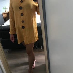 Linneklänning Zara  - Klänning i linne från Zara, lös modell. Fint skick!