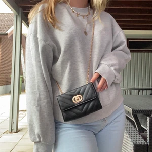 AXELVÄSKA  - Säljer den här supersöta axelväskan för 80kr + frakt! Väskan är i ett fint skick och det får plats ganska mycket förvaring i den, därför är den både snygg och praktisk! Den går att matcha till nästan allt och sätter pricken över i:et på en outfit! Hör gärna av dig om du har någon fråga eller är intresserad 🖤