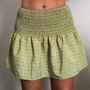 Grön volangkjol - Jättefin färg💚 endast testad. Frakten kostar 45kr 🌼 passar XS till L då det är resårband. Jag har S/M 💕