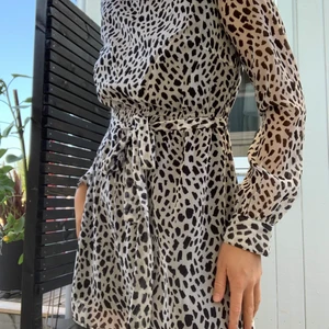 Nakd klänning  - Dalmatinmönstrad klänning från nakd med knyte i midjan, som är använd få ggr