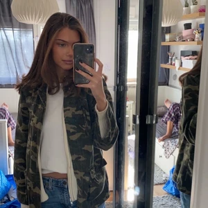 Militärjacka  - Sjukt snygg militärjacka som jag älskar, samlar pengar o tänker därför sälja den. 🥰Storlek S men passar från XS-M beroende på hur man vill att den ska sitta. Buda eller köp direkt för 300kr💓