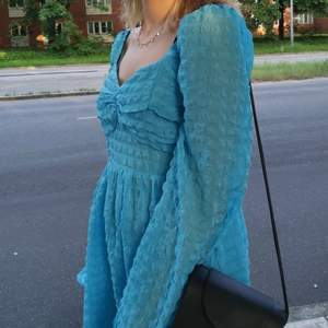 En neon-blå klänning som passar perfekt till sommaren💙 den kommer i storleken 38/M✨