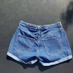 Jeans shorts strl 36 - Säljer dom här för att dom inte passar mig. Jag fick dom så jag antar att dom är använda.