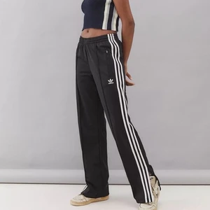 Adidas Firebird wideleg trackpants  - Säljer mina as feta svarta Adidas firebird trackpants då dem inte kommer till användning. Dem är i superbra skick å har inga tydliga defekter❤️ För mig funkar dem att ha både high och lowwaist och dem är vida:) Dess storlek är 32 och passar som XS❤️ innerbenslängen är 75 cm å passar nån runt 160-165 cm❤️ midjemåttet är ca 62 cm men byxorna är stretchiga❤️ de finns även band i midjan så att man kan göra midjan mindre👍