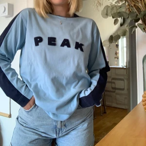Peak Performance Långärmad Tröja - Långärmad tröja med två olika nyanser av blå. Köpt secondhand men i bra skick! Storlek M.             Eftersom det är många som var intresserade så blir det budgivning, höj med minst 10kr varje gång😊.          Sista dagen att buda idag! 18:00 stänger budgivningen!