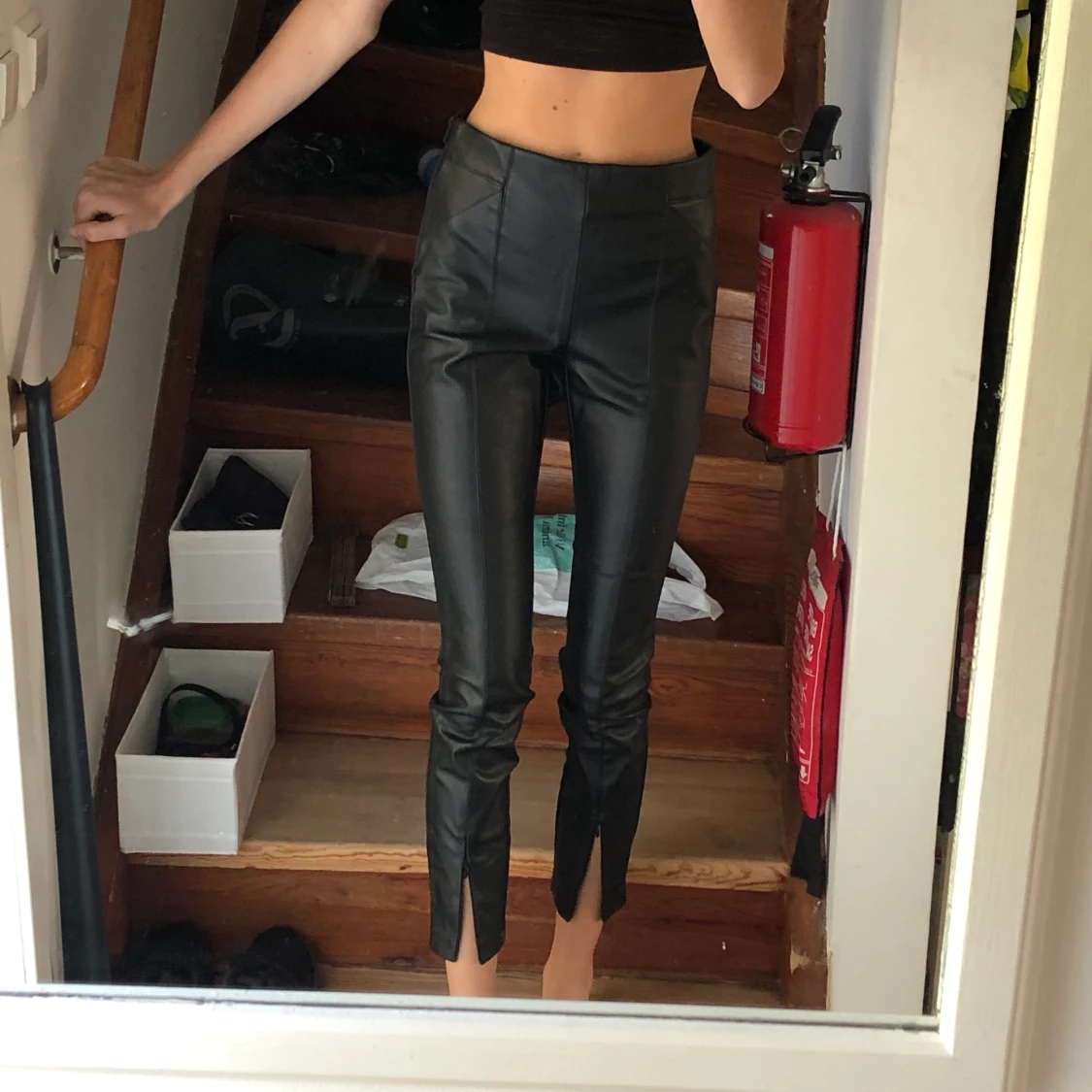svarta läderbyxor  - 90