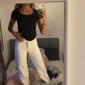 T-shirt - Jätte snygg svart t-shirt i storlek S men skulle säga XS-S💕 säljer för 70kr+frakt💞 kolla även in mina andra plagg jag säljer✨