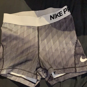 Nike shorts - Superfina träningsshorts från nike! köpta för 1/5 år sen o använda fåtal gånger för jag har så många! Sitter supersnyggt och passar även en XS💓💓 ( fick lägga ut igen för köparen sluta svara)