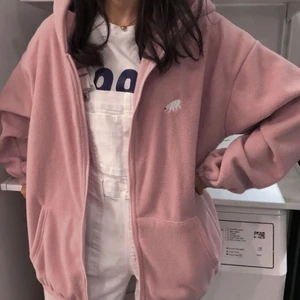 Rosa kofta💗 - Superfin rosa kofta i mjukt material💕 Den har inte kommit till användning så väljer att sälja den, köpte den för 300. Pris kan diskuteras+ skriv för mer bilder:)