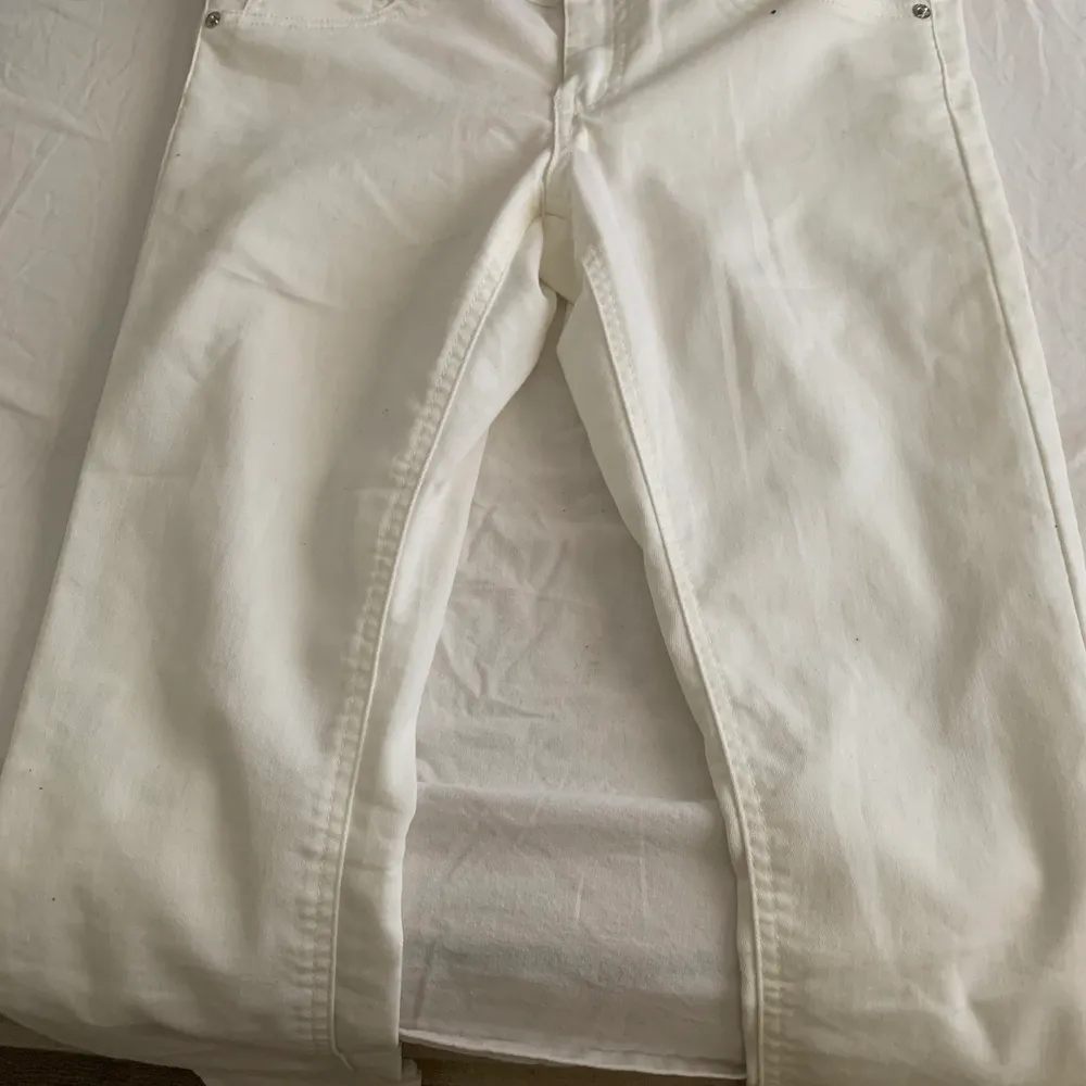 Vita lågmidjade jeans, aldrig använd prislappen sitter kvar. . Jeans & Byxor.