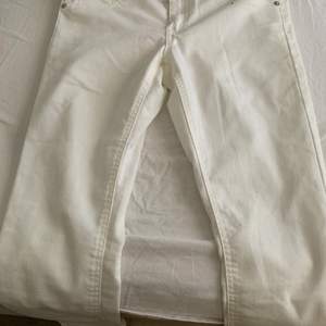 Vita lågmidjade jeans, aldrig använd prislappen sitter kvar. 