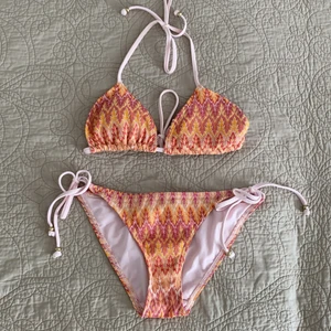 Missoni-inspirerad bikini - Ursnygg bikini med s.k. missoni-liknande mönster. Se bild 2 för bättre bild på materialet. Från märket Wonderland, köpt på Nelly.com. Båda delarna är XS. Aldrig använd, har inte ens provat den. Har man lite större bröst det inte vara någon problem då kuporna är relativt stora. 👙