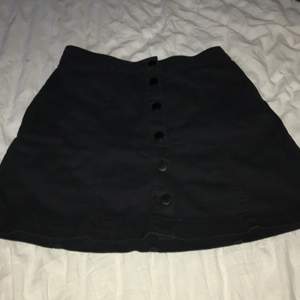 svart kjol men mellan stora knappar på dom går och öppna! aldrig använd