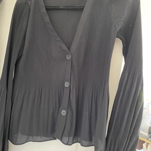 Zara blus  - KNAPPt använd, legat i flyttlåda 