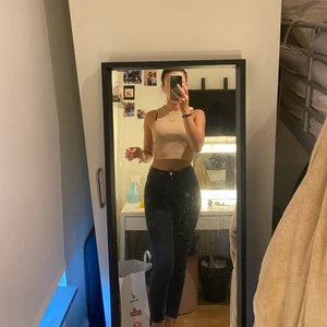 Svarta jeans från HM storlek S - Simpla svarta jeans köpt från hm i strl S sitter så fint och de är perfekta till vilken outfit som helst❤️köpte står för frakt kom privat för frågor och fler bilder 