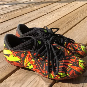 Adidas messi fotbolls skor - Dem är använda runt 4 gånger för dem var lite små för mig men stoleken är 39 och i bra skick