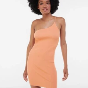 Ribbad klänning  - FINASTE klänningen jag har köpt, men måste tyvärr säljar för att den är för stor.💜 Aldrig använd endast provad och lappen sitter kvar.🦋