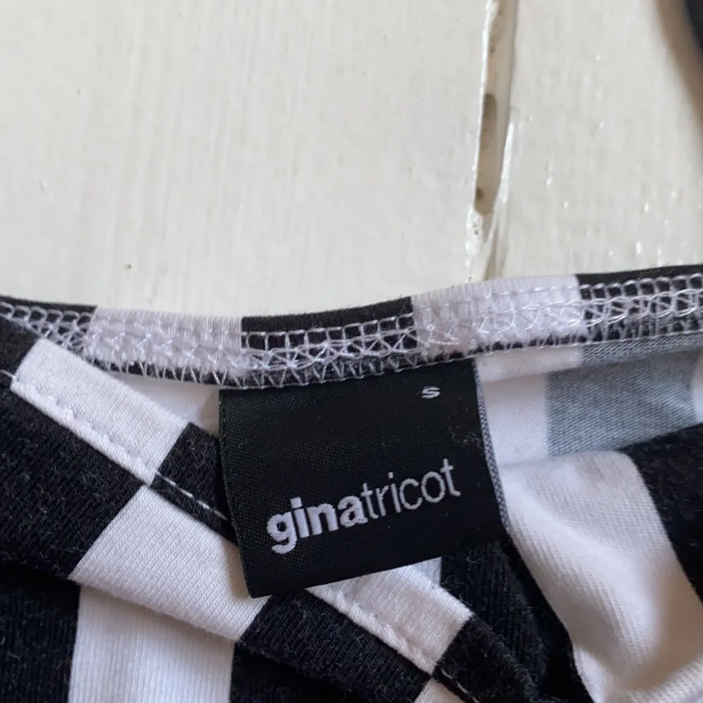 Randigt linne från Gina som har en ”inbyggd bh” (se bild). Säljer pga att det inte kommer till användning. Jättebra skick, knappt använt! . Toppar.