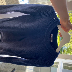 Lacost tröja - Marin blå stickad lacoste tröja. Tröjan har lite glitter trådar som syns på nära håll:), står ej för frakt💞