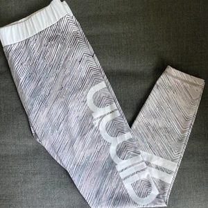 Träningstights från Aimn i storlek M - Säljer ett par jättefina träningstights från Aimn i storlek M. Låg midja. Knappt använda så i jättefint skick! Kontakta mig för mer info ❤️‍🔥