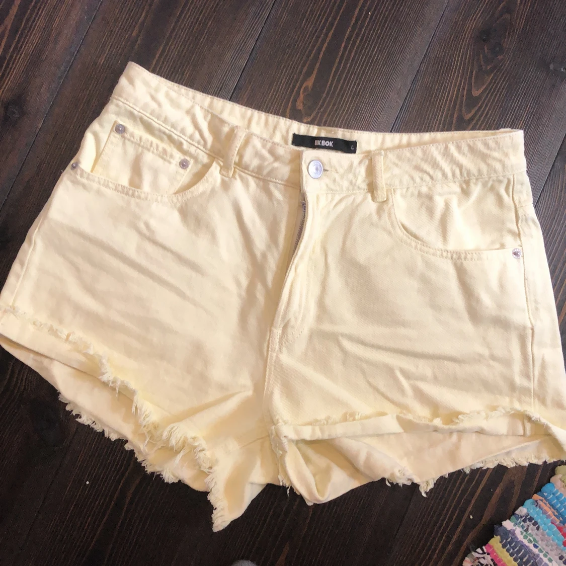 Gula shorts från bikbok