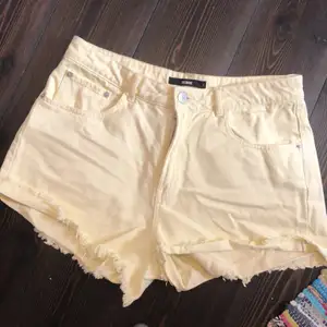 Sköna shorts i storlek large från bikbok