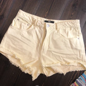 Gula shorts från bikbok - Sköna shorts i storlek large från bikbok