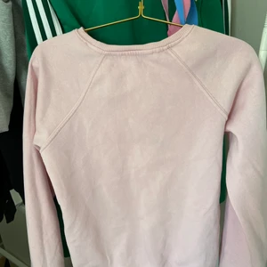 Sweatshirts  - Använd ett fåtal gånger väldigt skön i färgen pastell rosa. Köpt på lager i57, köparen står för frakt!💞👍🏼
