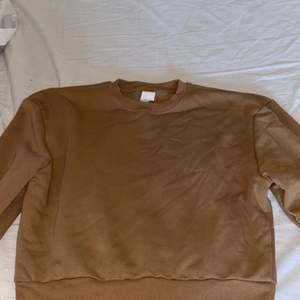 Vanlig brun sweatshirt från hm som inte kommer till användning, har använt en gång så därför är den i nyskick 