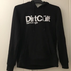 Dirtcult hoodie S - Svart dirtcult hoddie storlek s i fint skick                         