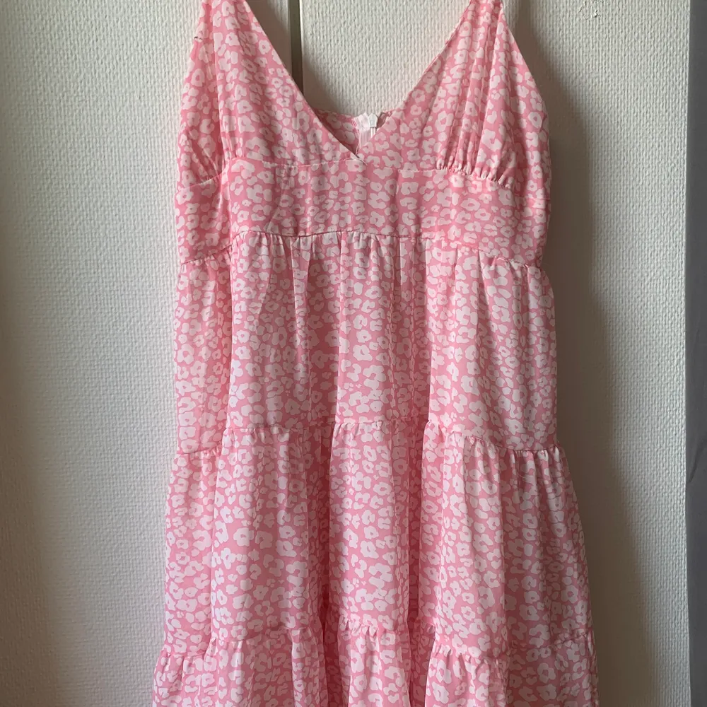 Superfin rosa klänning med mönster, helt ny, aldrig använd! Köparen står för frakt💕. Klänningar.