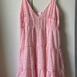 Superfin rosa klänning med mönster, helt ny, aldrig använd! Köparen står för frakt💕