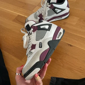 Air Jordan 4 - Bara intressekoll!! Detta är ett par äkta Air Jordan 4 PSG. Undrar isåfall vad folk skulle kunna tänka lägga för de o om folk ens är intresserade💕💕 om någon lägger ett bra bud säljer jag dom💕