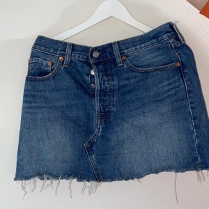 Levis jeans kjol - En blå jeans kjol med knapp gylf.den ser skrynklig och ”ful” ut på bilderna men är så fin på sommaren🌴🌺priset kan diskuteras🙂