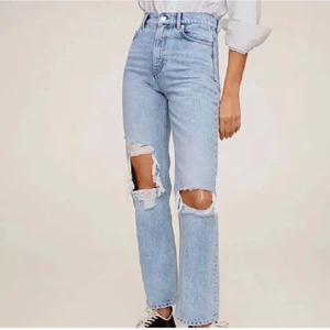 Mango jeans  - Säljer dessa skitsnygga mangojeans som är i väldigt bra skick! Köpta för 600kr💗 jag har lagt upp jeansen så de passar någon som är runt 154 cm se bild 2💗